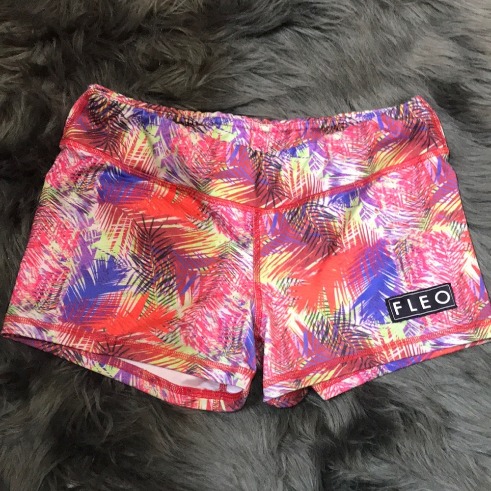 Reposhing worn once don’t really like the colors!!